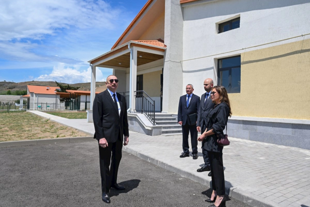 Prezident və birinci xanım Şükürbəyli kəndində fərdi evlərdə yaradılmış şəraitlə tanış olublar — FOTOLAR