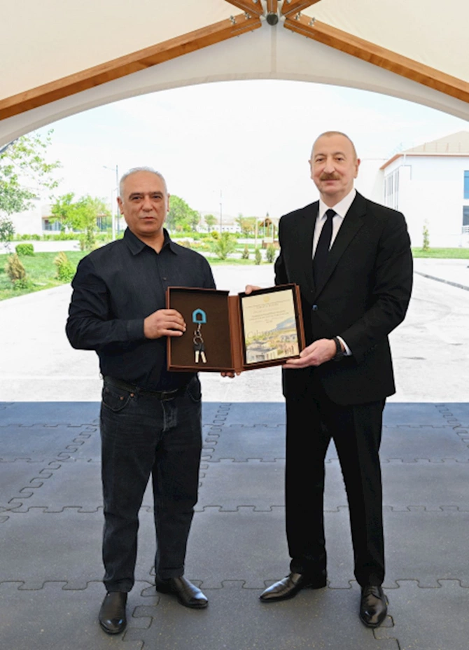 İlham Əliyev və Mehriban Əliyeva Şükürbəyli kəndinə köçən sakinlərlə görüşüblər — FOTOLAR