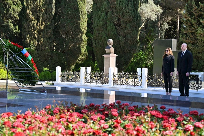 Prezident və birinci xanım Ulu Öndər Heydər Əliyevin məzarını ziyarət ediblər — FOTOLAR