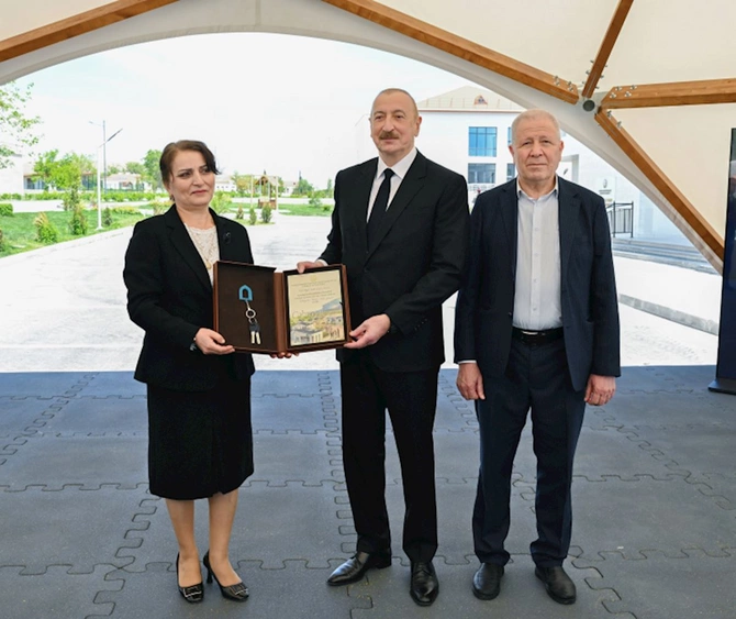 İlham Əliyev və Mehriban Əliyeva Şükürbəyli kəndinə köçən sakinlərlə görüşüblər — FOTOLAR