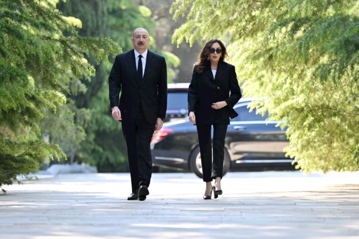 Prezident və birinci xanım Ulu Öndər Heydər Əliyevin məzarını ziyarət ediblər — FOTOLAR