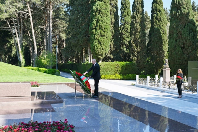 Prezident və birinci xanım Ulu Öndər Heydər Əliyevin məzarını ziyarət ediblər — FOTOLAR