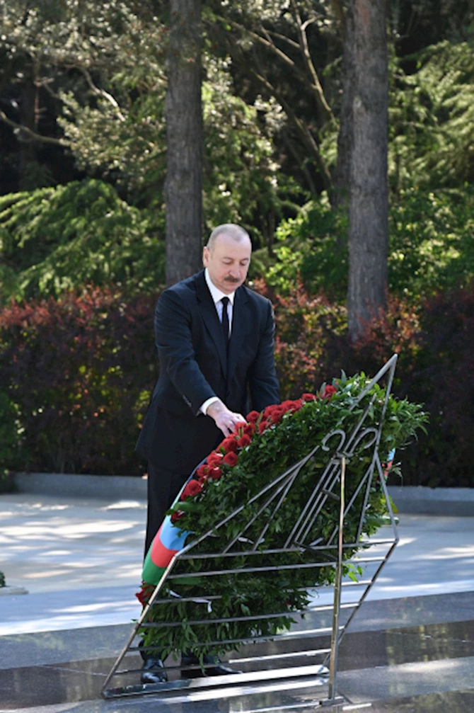 Prezident və birinci xanım Ulu Öndər Heydər Əliyevin məzarını ziyarət ediblər — FOTOLAR