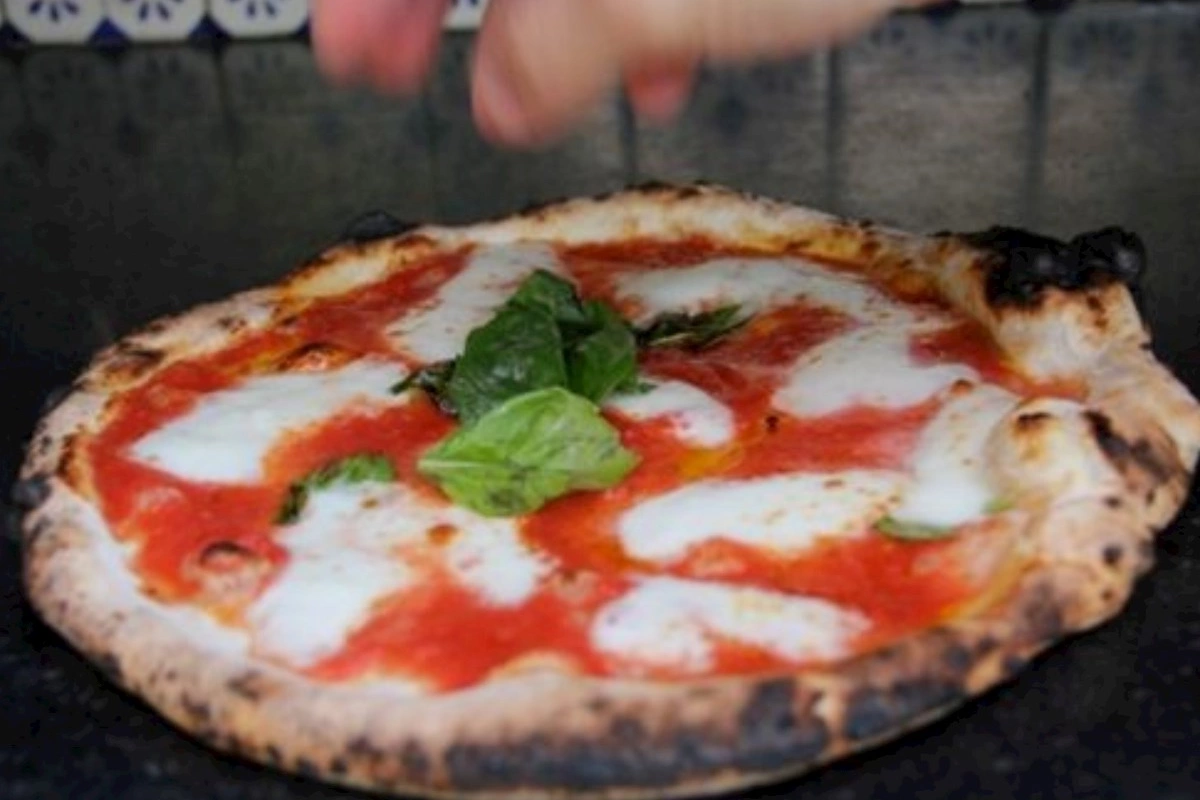Bu üsulla restorana getməyə ehtiyac qalmayacaq: Tavada cəmi 5 dəqiqəyə əsl pizza hazırlayın!