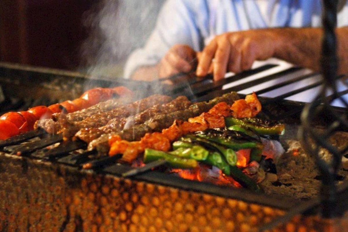 Restoranlarda yeni fənd: Kababın tikəsi azalır, qiyməti isə artır