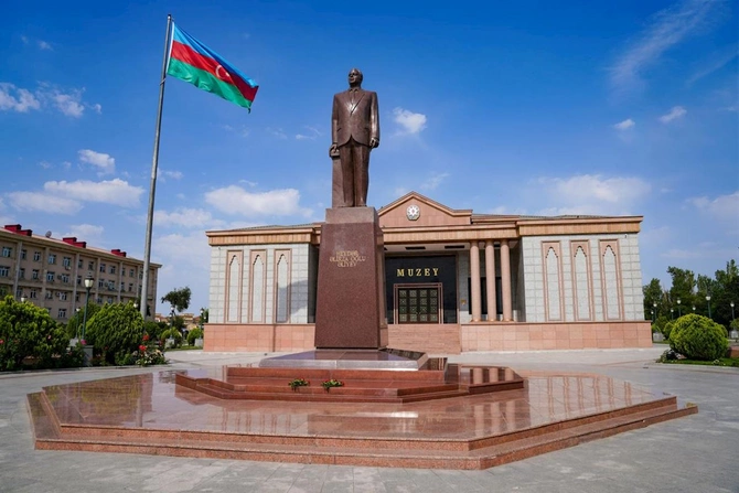 Ekologiya və təbii sərvətlər naziri Naxçıvanda vətəndaşları qəbul edib — FOTOLAR