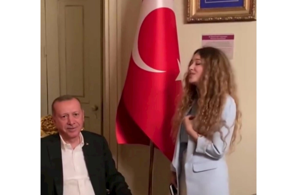 Türkiyədə müğənninin Ərdoğan üçün ifası diqqət çəkib — VİDEO