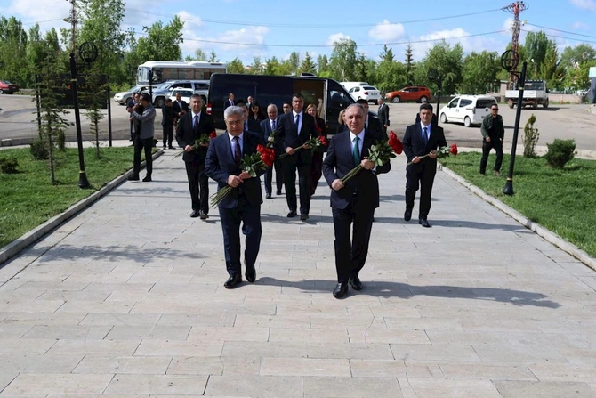 Kamran Əliyev Qarsda görüşlər keçirib — FOTOLAR Kamran Əliyev Qarsda görüşlər keçirib — FOTOLAR