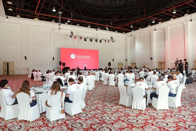 Veysəloğlu Şirkətlər Qrupu “Süni Zəka Dövründə Liderlik” mövzusunda forum keçirib — FOTOLAR