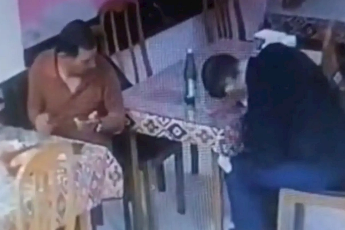 Bakıda kafedə yaşlı kişi belə öldü — Anbaan görüntülər