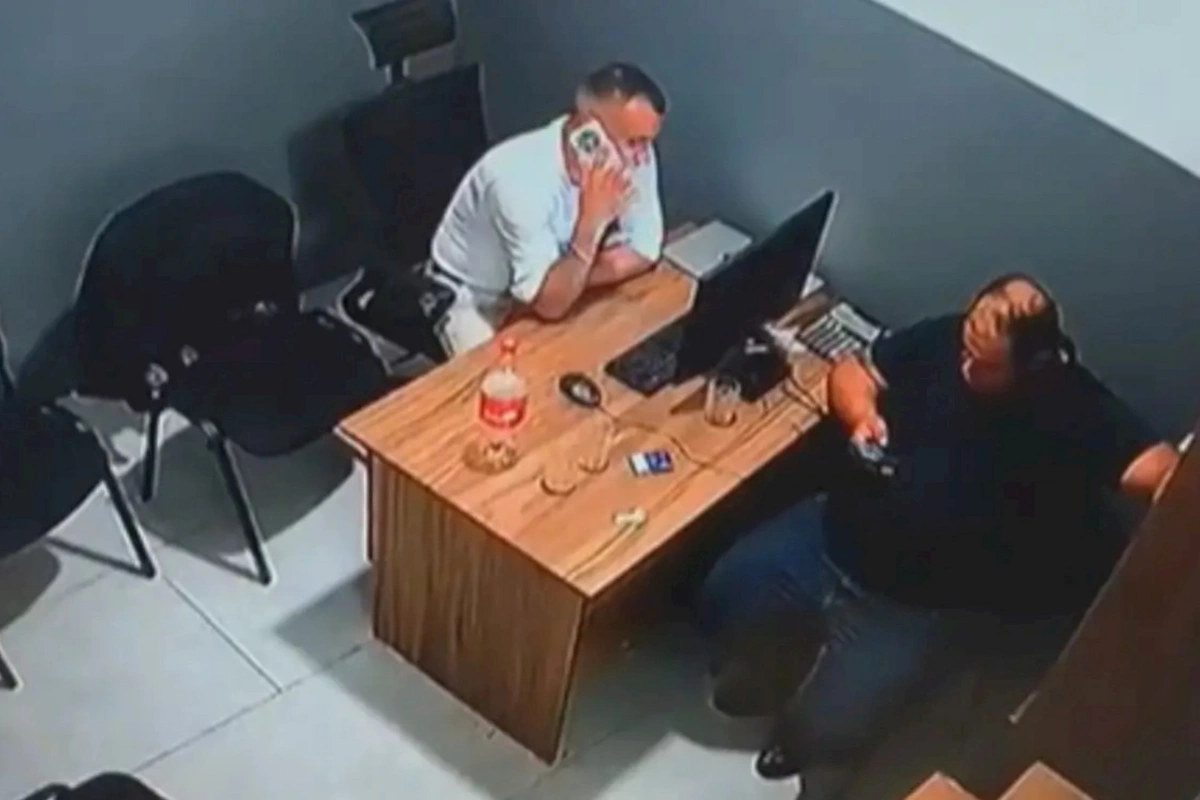 Tamstoreda tavan uçdu, başına adam düşdü — VİDEO