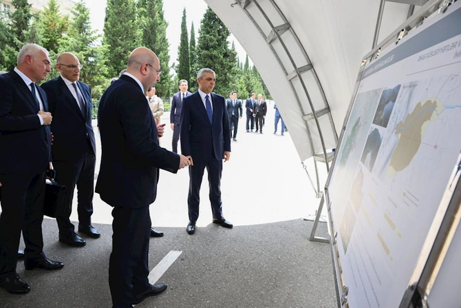 Əlaqələndirmə Qərargahının iclasının iştirakçıları Ağdərənin Baş planı ilə tanış olublar — FOTOLAR Əlaqələndirmə Qərargahının iclasının iştirakçıları Ağdərənin Baş planı ilə tanış olublar — FOTOLAR