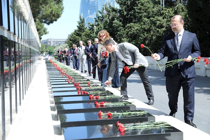 Səhiyyə Nazirliyi Tibb İşçilərinin Peşə Bayramı Gününü qeyd edib — FOTOLAR Səhiyyə Nazirliyi Tibb İşçilərinin Peşə Bayramı Gününü qeyd edib — FOTOLAR