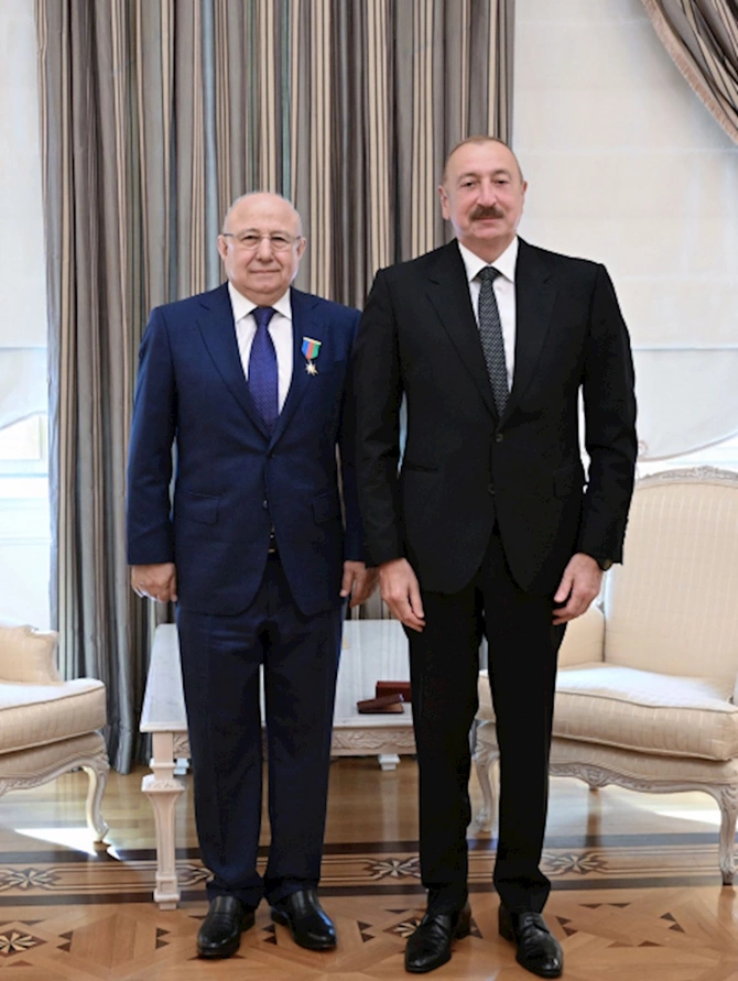 Prezident dağıstanlı siyasətçi Qurban Qurbanova Dostluq ordenini təqdim etdi — FOTOLAR
