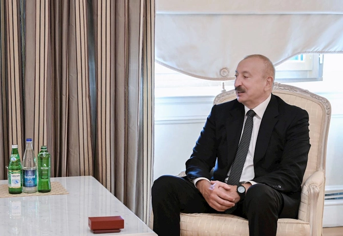 Prezident dağıstanlı siyasətçi Qurban Qurbanova Dostluq ordenini təqdim etdi — FOTOLAR