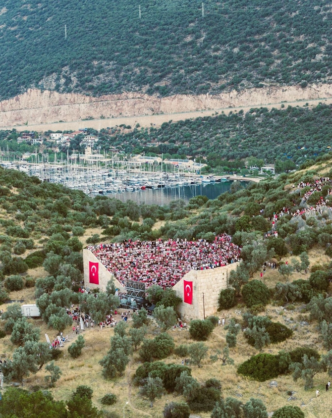 Dünya Çempionatının həyəcanını izləmək üçün möhtəşəm məkan: Türkiyənin Kaş bölgəsindəki Antiphellos Qədim Teatrı — FOTO
