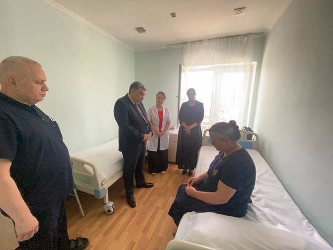 Rüstəm Xəlilov şəhid anasını tibb ocağında ziyarət etdi — FOTOLAR