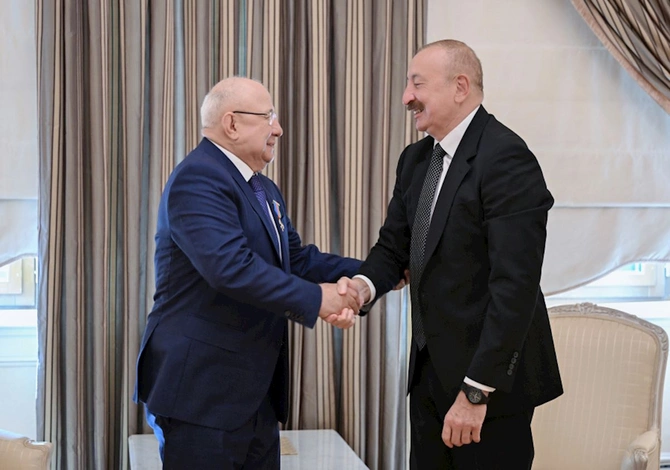 Prezident dağıstanlı siyasətçi Qurban Qurbanova Dostluq ordenini təqdim etdi — FOTOLAR
