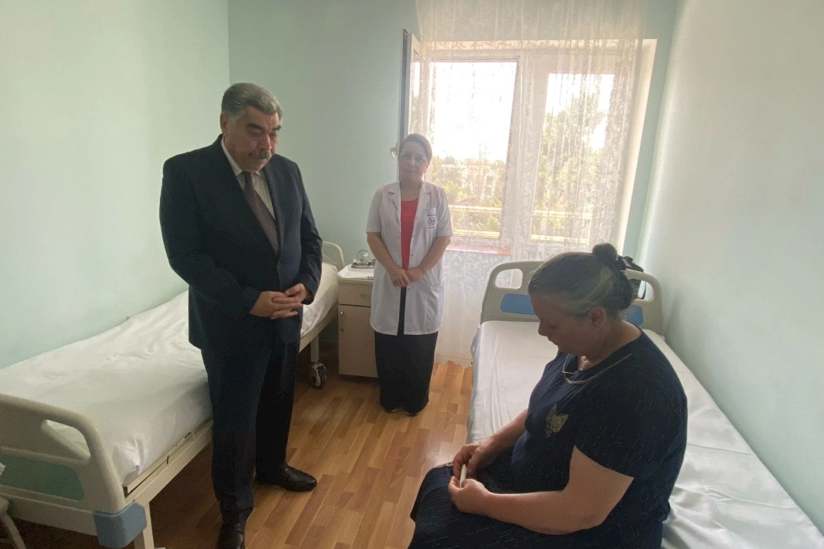 Rüstəm Xəlilov şəhid anasını tibb ocağında ziyarət etdi — FOTOLAR