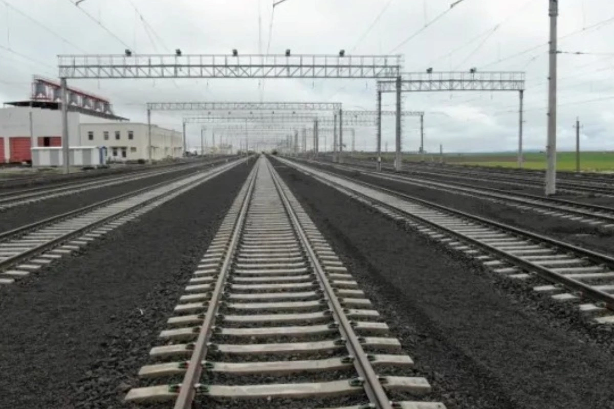 Bakı-Tbilisi-Qars dəmir yolu xətti Gürcüstan hissəsinin modernləşdirilməsi ilə Orta Dəhliz üzrə yükdaşımalarda yeni imkanlar açır
