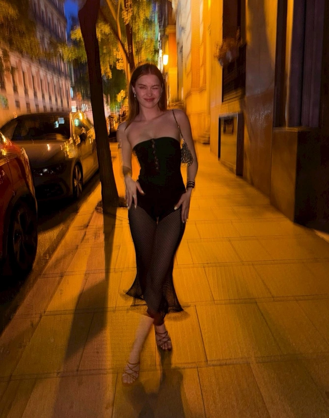 Afra Saraçoğlu Madriddə biabırçı geyimdə küçəyə çıxdı — FOTO Afra Saraçoğlu Madriddə biabırçı geyimdə küçəyə çıxdı — FOTO