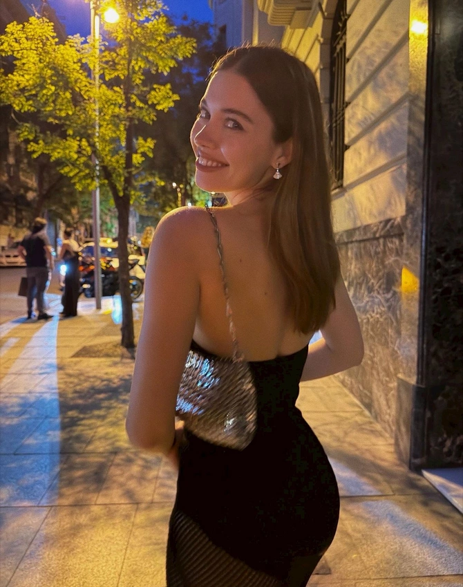 Afra Saraçoğlu Madriddə biabırçı geyimdə küçəyə çıxdı — FOTO Afra Saraçoğlu Madriddə biabırçı geyimdə küçəyə çıxdı — FOTO