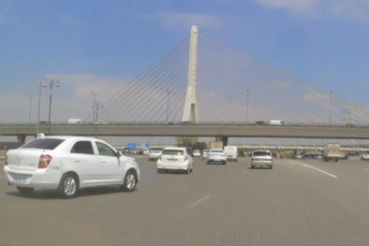 Heydər Əliyev prospektində Chevrolet sürücüsü qəza şəraiti yaratdı — VİDEO