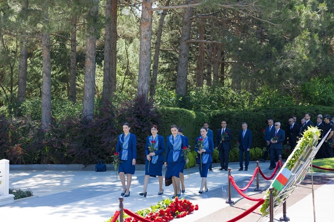 AZAL kollektivi və mülki aviasiyanın digər nümayəndələri Fəxri xiyabanda