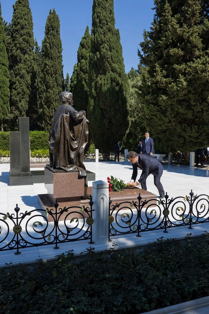 AZAL kollektivi və mülki aviasiyanın digər nümayəndələri Fəxri xiyabanda