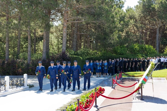 AZAL kollektivi və mülki aviasiyanın digər nümayəndələri Fəxri xiyabanda