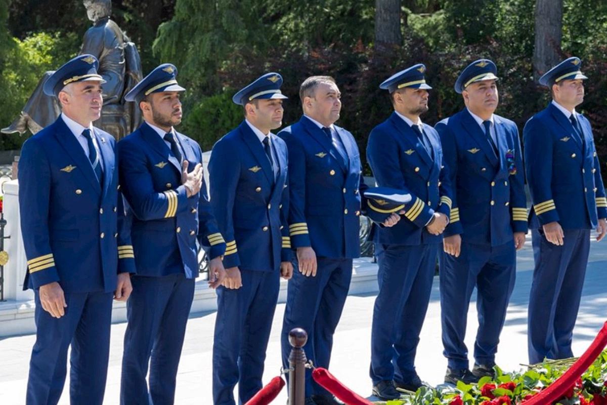 AZAL kollektivi və mülki aviasiyanın digər nümayəndələri Fəxri xiyabanda