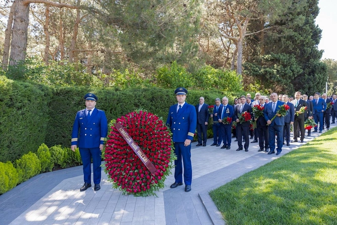 AZAL kollektivi və mülki aviasiyanın digər nümayəndələri Fəxri xiyabanda