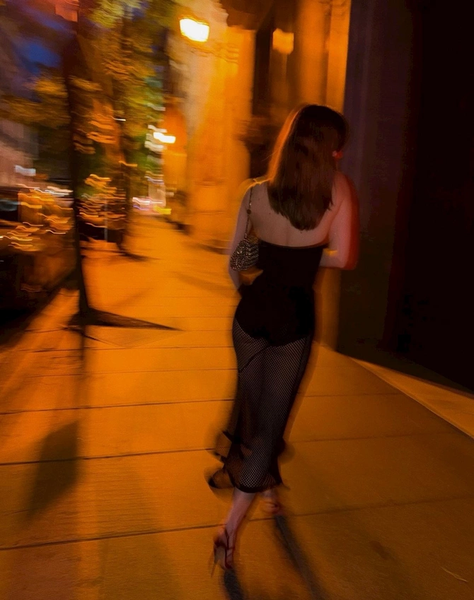 Afra Saraçoğlu Madriddə biabırçı geyimdə küçəyə çıxdı — FOTO Afra Saraçoğlu Madriddə biabırçı geyimdə küçəyə çıxdı — FOTO