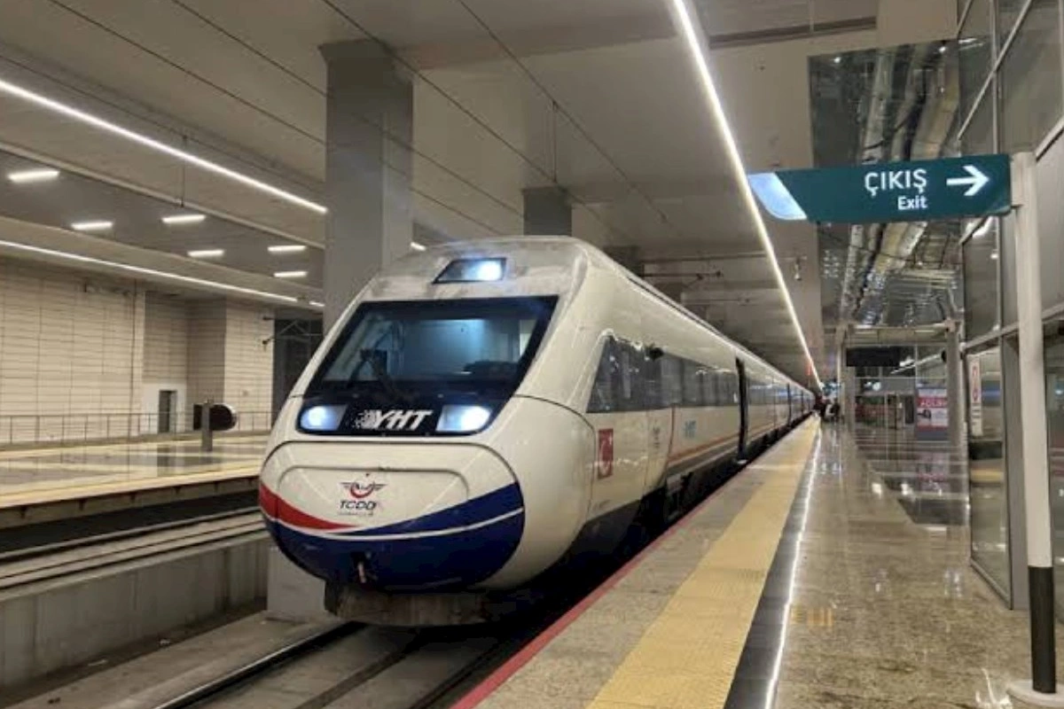 İstanbulda qatar relsdən çıxdı: Yaralılar var