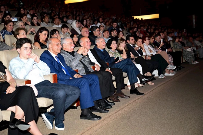 “Bizim Maqsud müəllim” tamaşası nümayiş olundu — FOTOLAR “Bizim Maqsud müəllim” tamaşası nümayiş olundu — FOTOLAR
