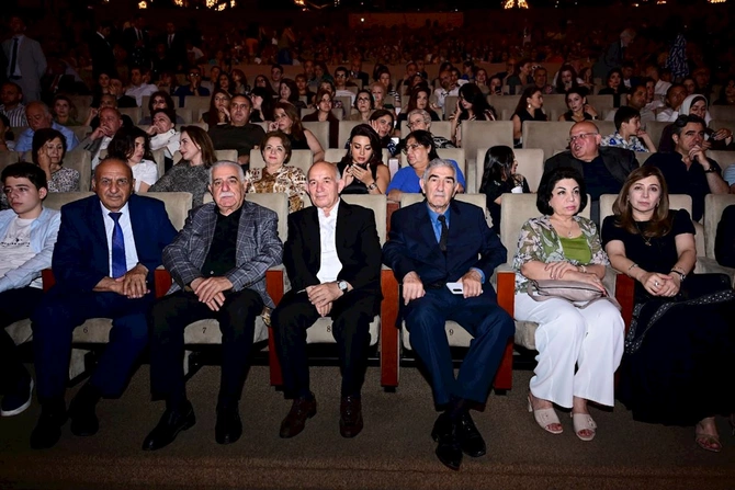 “Bizim Maqsud müəllim” tamaşası nümayiş olundu — FOTOLAR “Bizim Maqsud müəllim” tamaşası nümayiş olundu — FOTOLAR