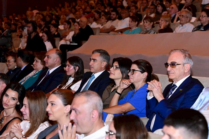 “Bizim Maqsud müəllim” tamaşası nümayiş olundu — FOTOLAR “Bizim Maqsud müəllim” tamaşası nümayiş olundu — FOTOLAR