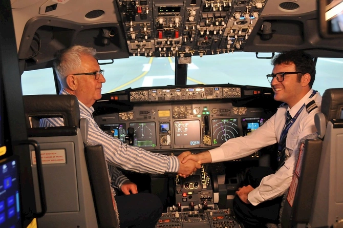 20 il əvvəl reklamında rol aldığı şirkətdə bu dəfə pilot kimi uçacaq — FOTOLAR 20 il əvvəl reklamında rol aldığı şirkətdə bu dəfə pilot kimi uçacaq — FOTOLAR