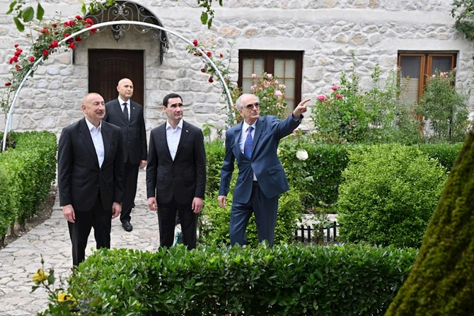 Bülbülün ev-muzeyinə getdilər — FOTOLAR
