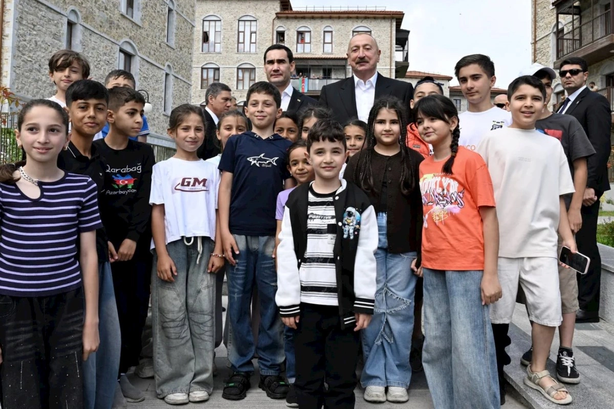 Prezidentlər Şuşada inşa edilmiş birinci yaşayış kompleksində olublar — VİDEO/FOTOLAR