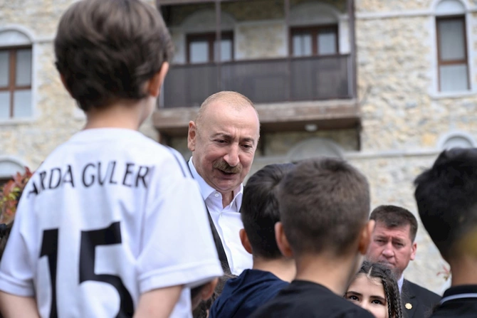 Prezidentlər Şuşada inşa edilmiş birinci yaşayış kompleksində olublar — VİDEO/FOTOLAR Prezidentlər Şuşada inşa edilmiş birinci yaşayış kompleksində olublar — VİDEO/FOTOLAR