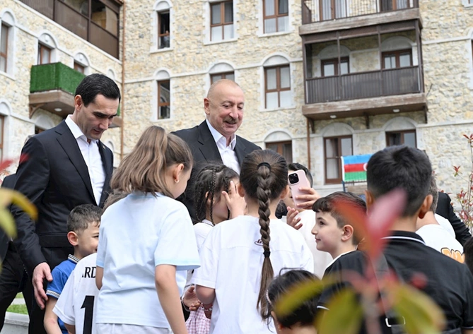 Prezidentlər Şuşada inşa edilmiş birinci yaşayış kompleksində olublar — VİDEO/FOTOLAR Prezidentlər Şuşada inşa edilmiş birinci yaşayış kompleksində olublar — VİDEO/FOTOLAR