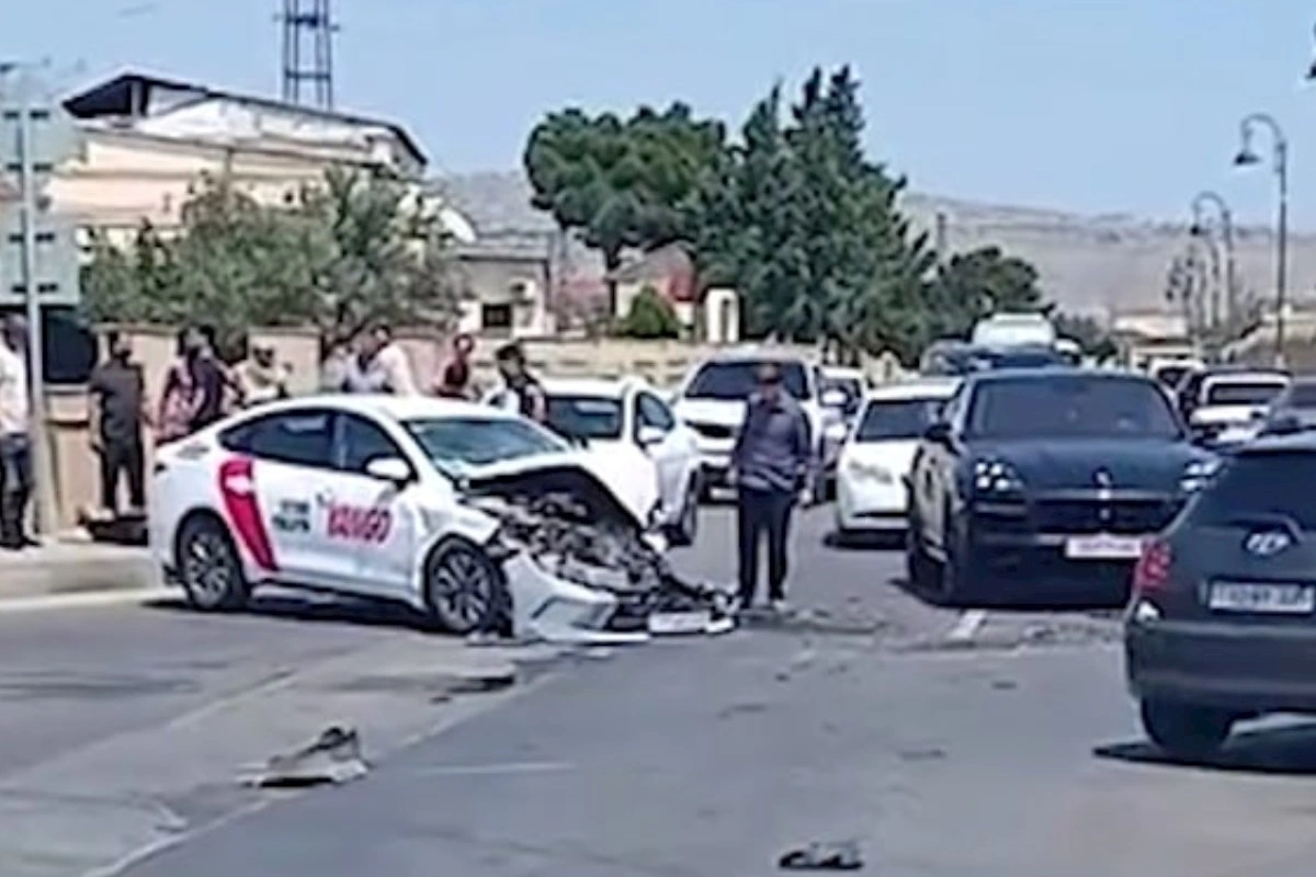 Lökbatanda sərnişin avtobusu qəzaya düşdü — VİDEO