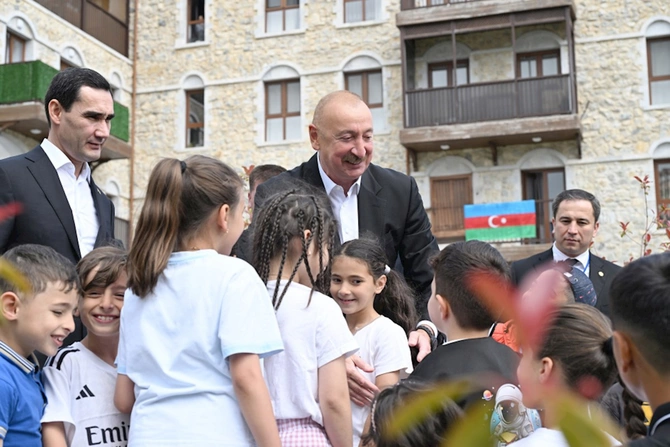 Prezidentlər Şuşada inşa edilmiş birinci yaşayış kompleksində olublar — VİDEO/FOTOLAR Prezidentlər Şuşada inşa edilmiş birinci yaşayış kompleksində olublar — VİDEO/FOTOLAR