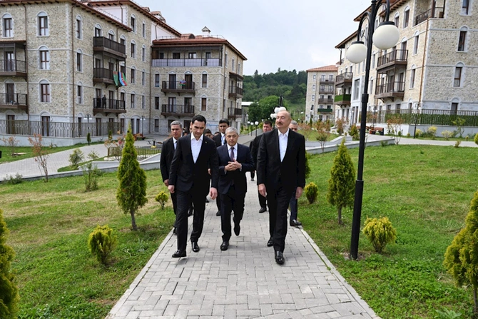 Prezidentlər Şuşada inşa edilmiş birinci yaşayış kompleksində olublar — VİDEO/FOTOLAR Prezidentlər Şuşada inşa edilmiş birinci yaşayış kompleksində olublar — VİDEO/FOTOLAR