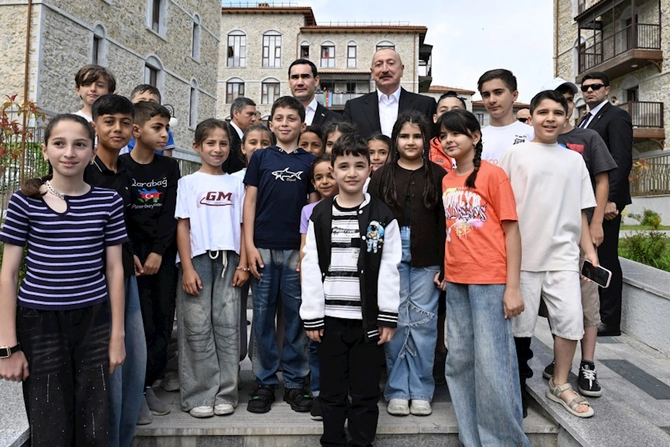 Prezidentlər Şuşada inşa edilmiş birinci yaşayış kompleksində olublar — VİDEO/FOTOLAR Prezidentlər Şuşada inşa edilmiş birinci yaşayış kompleksində olublar — VİDEO/FOTOLAR