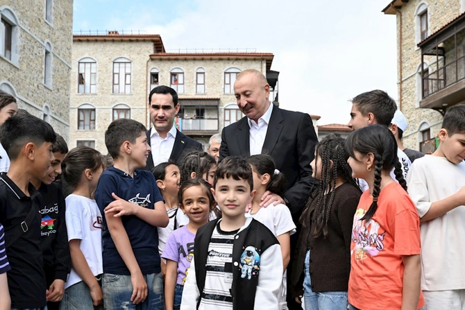 Prezidentlər Şuşada inşa edilmiş birinci yaşayış kompleksində olublar — VİDEO/FOTOLAR Prezidentlər Şuşada inşa edilmiş birinci yaşayış kompleksində olublar — VİDEO/FOTOLAR