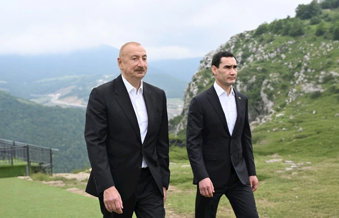 Türkmənistan Prezidentinə Qarabağ atı hədiyyə edilib — FOTOLAR Türkmənistan Prezidentinə Qarabağ atı hədiyyə edilib — FOTOLAR