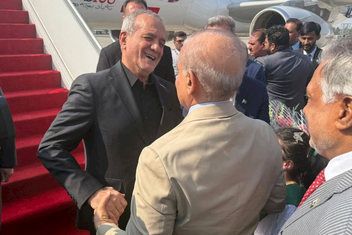 Pezeşkian Pakistandadır