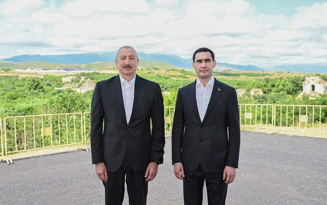 Füzulinin dağıdılmış yerlərinə baxdılar — FOTOLAR